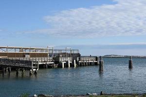 muelle vacío a lo largo del puerto de plymouth sin barcos foto
