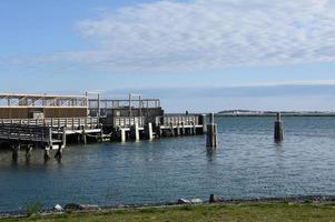 muelle sin barcos en el puerto de plymouth en la bahía foto