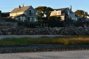 dos hermosas casas de playa con vista al mar foto