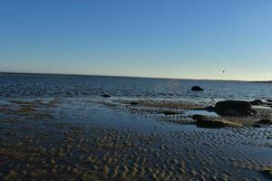 cautivadoras ondas de arena en la orilla de Cape Cod foto