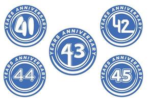 Conjuntos de diseño de logotipo y pegatina de aniversario de 41 a 45 años. vector