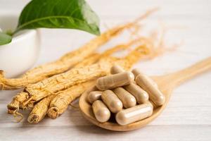 ginseng, hierba vegetal seca. comida sana comida de exportación famosa en el país de corea. foto