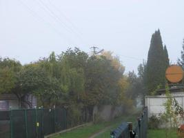 niebla de la mañana de otoño en el pueblo foto