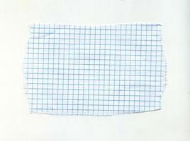 papel rasgado de matemáticas aislado sobre fondo blanco foto