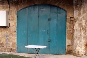 puertas de entrada de la ciudad a un edificio en una gran ciudad en israel. foto