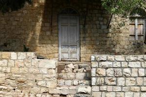 puertas de entrada de la ciudad a un edificio en una gran ciudad en israel. foto