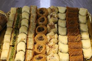 dulces y pasteles orientales se venden en un bazar en israel. foto