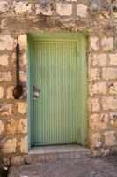 puertas de entrada de la ciudad a un edificio en una gran ciudad en israel. foto