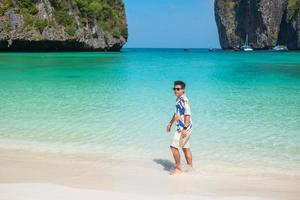 turista feliz en la playa de maya bay en la isla phi phi, krabi, tailandia. punto de referencia, destino de viaje del sudeste asiático, concepto de vacaciones y vacaciones foto