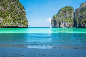 hermoso paisaje de maya bay beach en la isla phi phi, krabi, tailandia. punto de referencia, destino de viaje del sudeste asiático, concepto de vacaciones y vacaciones foto