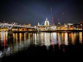 una vista del río támesis en londres por la noche foto