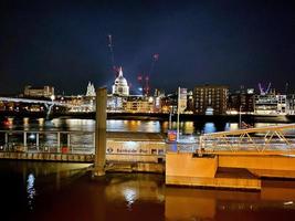 una vista del río támesis en londres por la noche foto