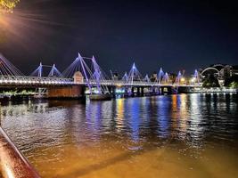 una vista del río támesis en londres por la noche foto