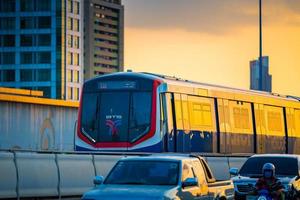 bangkok, tailandia, 29 de mayo bts sky train pasando el puente taksin saphan taksin o saphan sathorn en la noche del 29 de mayo de 2022 en bangkok, tailandia. foto