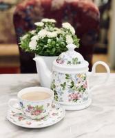 tetera de cerámica, taza de té con flores pro photo foto