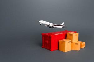 avión de carga sobre contenedores y cajas. servicios de entrega urgente y transporte de mercancías por avión. comercio mundial y logística. negocios y comercio, importacion exportacion de productos. foto