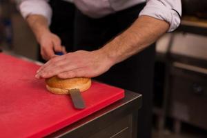 chef cortando rollos para hamburguesa foto