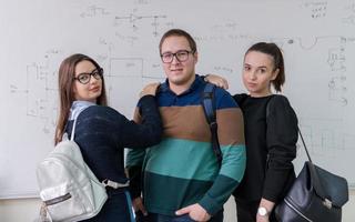 retrato de jóvenes estudiantes frente a la pizarra foto