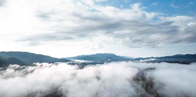 niebla con montañas y luz por la mañana foto