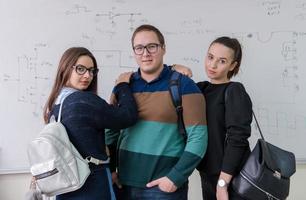 retrato de jóvenes estudiantes frente a la pizarra foto