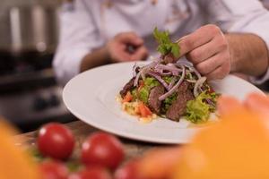 cocinar chef decorar guarnición comida preparada foto