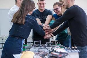 estudiantes celebrando proyecto terminado con éxito foto