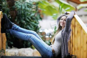 Retrato de una mujer joven y bella foto