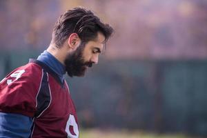 retrato de un joven jugador de fútbol americano foto