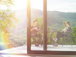 pareja disfrutando del desayuno y el café de la mañana foto