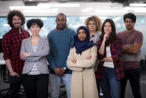 retrato de un joven equipo de negocios multiétnico emocionado foto