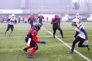 partido de entrenamiento de jugadores profesionales de fútbol americano foto