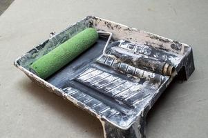 contenedores y rodillos usados para pintar paredes manualmente foto