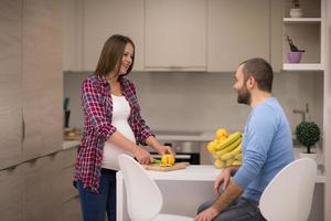 pareja cocinando comida fruta jugo de limón en la cocina foto
