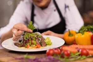 cocinar chef decorar guarnición comida preparada foto