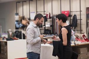 pareja elige zapatos en zapatería foto