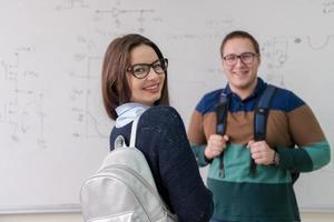 retrato de jóvenes estudiantes frente a la pizarra foto