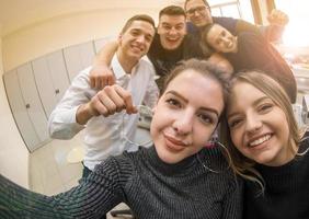 jóvenes estudiantes felices haciendo selfie foto