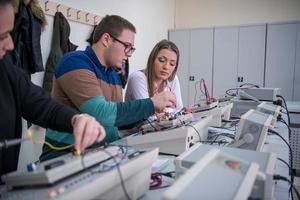 estudiantes practicando en el aula electrónica foto