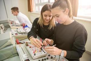 estudiantes practicando en el aula electrónica foto