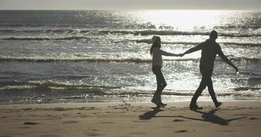 pareja romántica relajándose en la playa foto