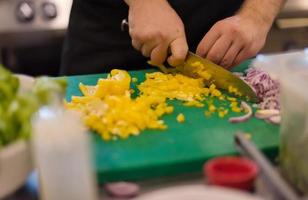 chef cortando verduras frescas y deliciosas foto