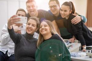 jóvenes estudiantes felices haciendo selfie foto