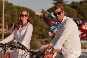 pareja mayor disfrutando de una hermosa mañana juntos montando en bicicleta junto al mar. enfoque selectivo foto