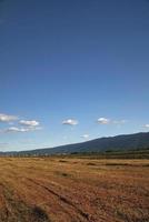 día soleado y cielo dramático foto