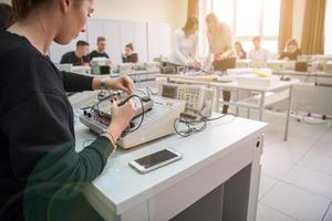 estudiantes practicando en el aula electrónica foto