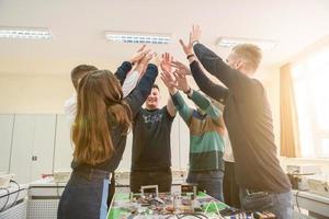 estudiantes celebrando proyecto terminado con éxito foto