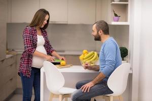 pareja cocinando comida fruta jugo de limón en la cocina foto