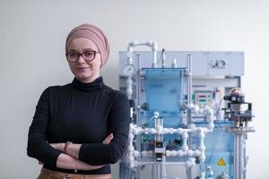 retrato de una estudiante musulmana en el aula electrónica foto