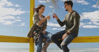 grupo de amigos divirtiéndose el día de otoño en la playa foto