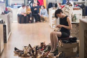 mujer probándose zapatos nuevos foto